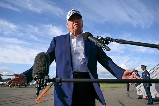 도널드 트럼프 미국 대통령이 25일(현지시간) 뉴저지에서 주말을 보낸 뒤 모리스타운 공항서 워싱턴 행 전용기를 타기 전에 취재진을 만나 “EU에 대해 내달 1일부터 부과하겠다고 경고한 50% 관세를 7월9일까지 유예할 것이다”고 말하고 있다. 2025.05.26  /AFPBBNews=뉴스1