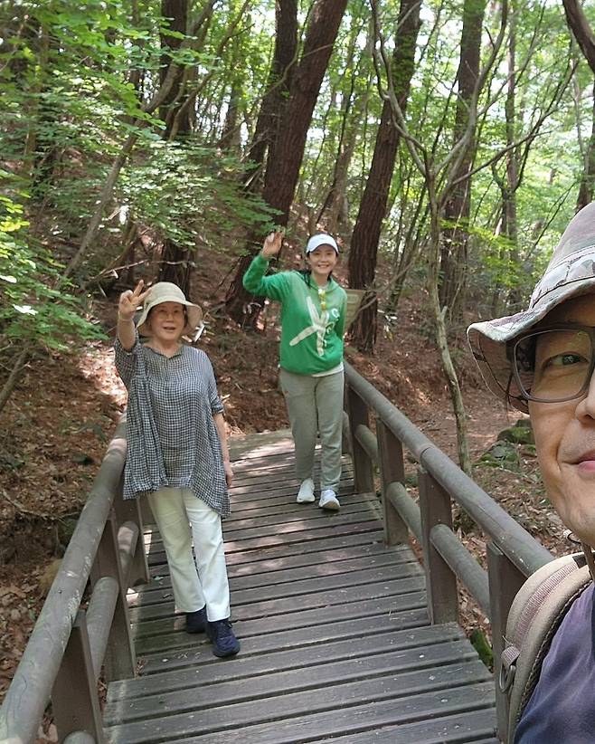 배우 정찬(사진 오른쪽)이 배우 박정수(사진 왼쪽), 임성언(가운데)과 함께 찍은 사진을  지난 25일 자신의 인스타그램을 통해 공개했다. 남편의 사기 의혹으로 논란에 휩싸인 임성언의 근황이 정찬을 통해 전해져 눈길을 끈다. /사진=정찬 인스타그램