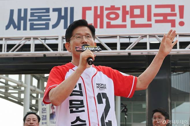 [용인=뉴시스] 권창회 기자 = 김문수 국민의힘 대선 후보가 26일 경기 용인시 죽전역 인근에서 열린 집중유세에서 지지호소를 하고 있다. (공동취재) 2025.05.26. photo@newsis.com /사진=