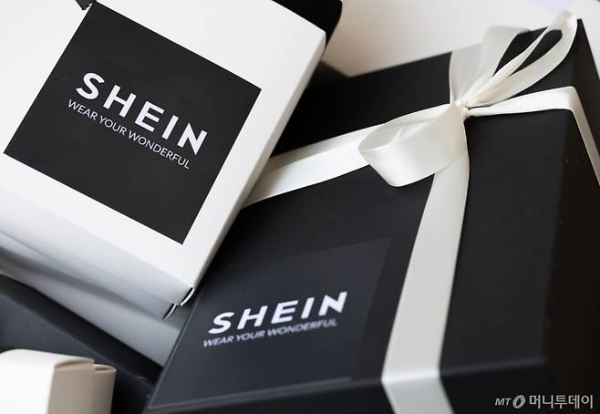 (서울=뉴스1) 이재명 기자 = 중국 온라인 패션 업체인 ‘쉬인’이 서울 성수동에 오프라인 팝업스토어를 오픈했다.  오는 14일까지 진행하는 이번 팝업스토어는 '스타일 인 쉬인' 테마를 바탕으로 쉬인의 다양한 스타일을 포괄하는 패션 제품을 한국 소비자들에게 소개할 예정이다.  이번 팝업스토어는 자신감과 빛을 발할 수 있도록 돕는다는 쉬인의 공식 슬로건인 '자신만의 멋을 입다'(Wear Your Wonderful)를 직접 경험할 수 있도록 준비됐다.  사진은 9일 오전 서울 성동구 성수동에 위치한 쉬인 팝업스토어의 모습. 2024.7.9/뉴스1  Copyright (C) 뉴스1. All rights reserved. 무단 전재 및 재배포,  AI학습 이용 금지. /사진=(서울=뉴스1) 이재명 기자