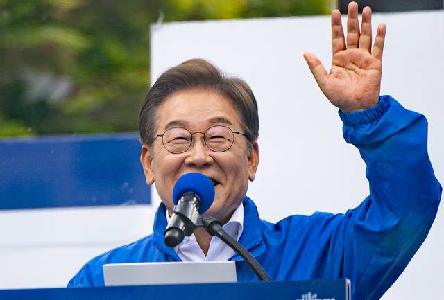 이재명 더불어민주당 대통령 후보가 24일 오후 경기도 시흥시 배곧아브뉴프랑센트럴광장에서 시민들에게 지지를 호소하고 있다. 뉴시스