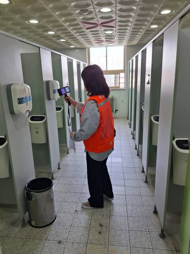 서울 동작구 ‘불법촬영 점검 구민봉사단’ 단원이 지역 내 한 학교 화장실에서 몰카 탐지 장비를 이용해 현장 점검을 하고 있다. 동작구청 제공
