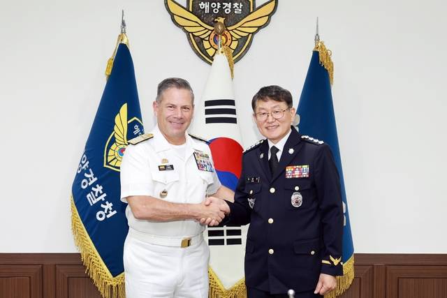 김용진(오른쪽) 해양경찰청장이 26일 방한한 오브레곤 콜럼비아 해군 참모창장과 인사를 나누고 있다. 해경청 제공