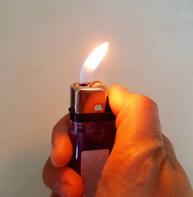 라이터에 불을 붙인 모습. 게티이미지뱅크