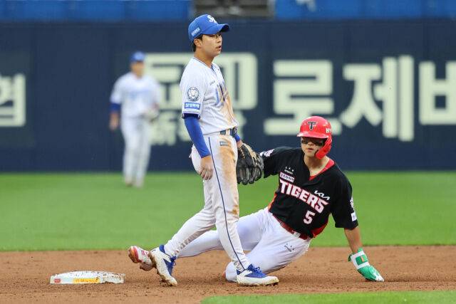 시즌 1호 도루를 성공시키는 김도영./KIA 타이거즈