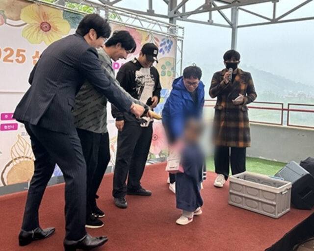 윤시윤이 보육원에서 아이들과 행복한 시간을 보냈다. / 온라인 커뮤니티 캡처
