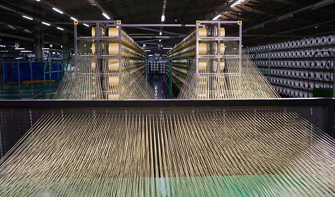 HS효성 베트남 법인 타이어코드 공장에서 타이어코드가 만들어지고 있다. [HS효성첨단소재 제공]