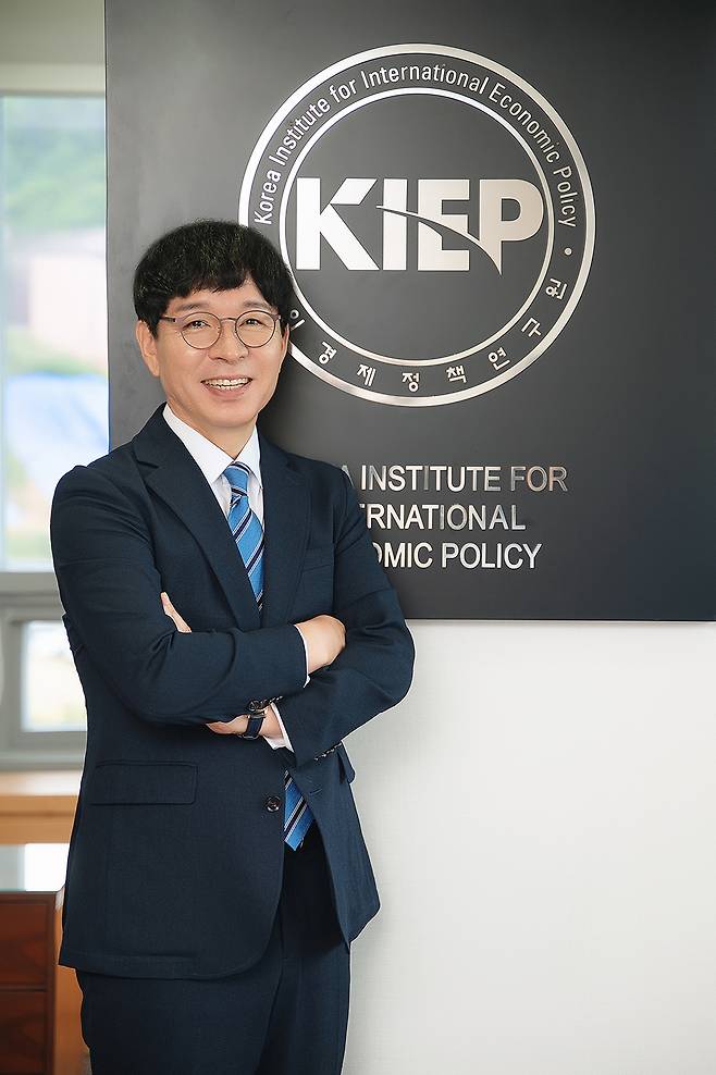 이시욱 대외경제정책연구원(KIEP) 원장은 22일 헤럴드경제와의 인터뷰에서 “강달러가 고민인 우리로서도 수출 경쟁력에 영향을 주지 않는 선에서 일정 수준의 원화 절상은 검토해 볼 수 있는 카드라고 보고 있다”고 말했다. 사진 대외경제정책연구원(KIEP)