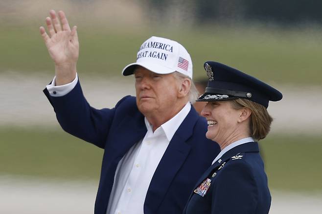 도널드 트럼프 미국 대통령이 25일(현지시간) 미 공군 앤드류스 기지에서 전용헬기 마린원에 탑승하며 손을 흔들고 있다. [AP]