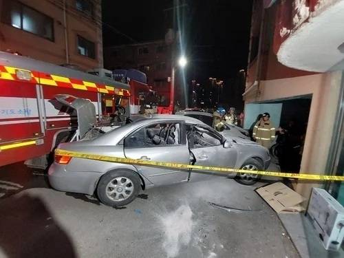 지난 25일 오후 10시 41분께 경기도 용인시 포곡읍의 한 빌라 주차장에 있던 승용차 내부에서 폭발 사고가 났다. 사진은 사고 현장 모습. [경기도소방재난본부]