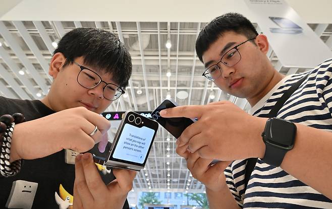 지난해 7월 공개된  갤럭시 Z 플립6를 외국인 관광객들이 살펴보고 있다. 임세준 기자