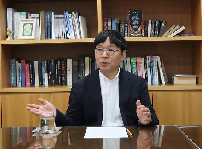 이시욱 대외경제정책연구원(KIEP) 원장은 22일 헤럴드경제와의 인터뷰에서 “강달러가 고민인 우리로서도 수출 경쟁력에 영향을 주지 않는 선에서 일정 수준의 원화 절상은 검토해 볼 수 있는 카드라고 보고 있다”고 말했다.  [대외경제정책연구원(KIEP) 제공]