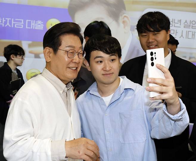 이재명 더불어민주당 대선후보가 26일 오전 경기 수원시 영통구 월드컵로 아주대학교에서 열린 ‘아주대와 함께하는 대학생 간담회’를 마친 뒤 학생들과 셀카를 찍고 있다. 수원=임세준 기자