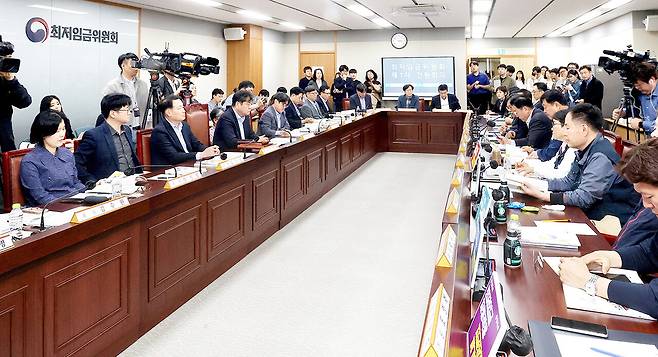 지난달 22일 정부세종청사에서 내년도 최저임금 수준을 결정하기 위한 최저임금위원회 1차 전원회의가 열리고 있다. [연합]