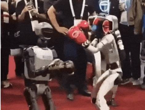 지난 25일 동부 저장성 항저우에서 CCTV 등이 소속된 국영 미디어회사 중국중앙방송총국(CMG·차이나미디어그룹)이 주최한 ‘CMG 세계 로봇 대회’에서 로봇들이 가드를 올린 채 주먹을 날리고 있다. [인스타그램 캡처]