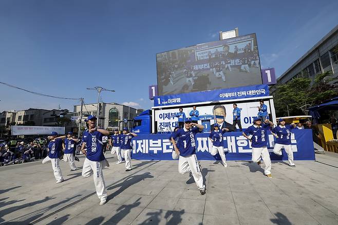 26일 경기 남양주시 평내호평역 앞에서 열린 이재명 더불어민주당 대선 후보 유세 현장에서 선거운동원들이 안무를 하며 이 후보 지지를 호소하고 있다. 남양주=임세준 기자