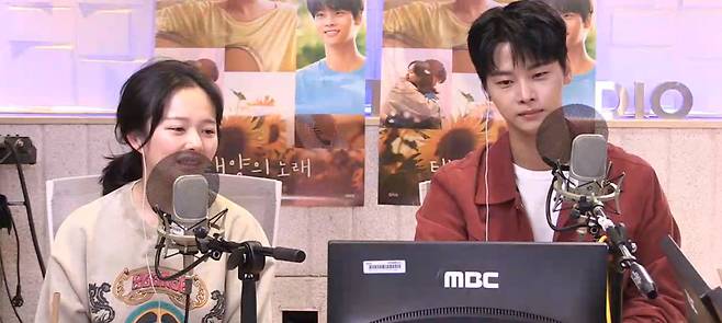 왼쪽부터 정지소 차학연/MBC FM4U ‘정오의 희망곡 김신영입니다’