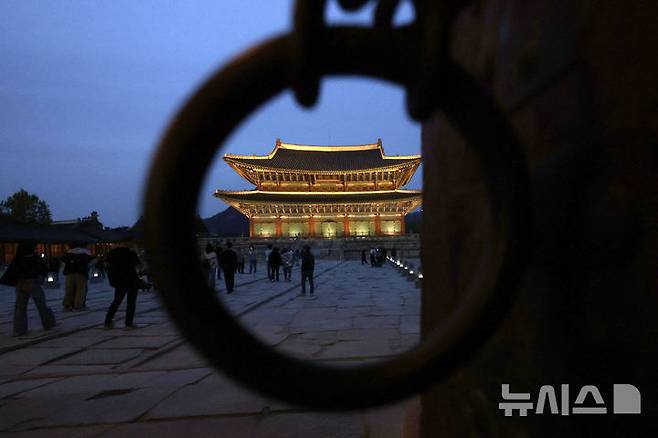 [서울=뉴시스] 최동준 기자 = 8일 서울 종로구 경복궁을 찾은 시민들이 야간관람을 하고 있다.국가유산청은 오는 6월 15일까지 2025년 상반기 경복궁 야간관람을 운영한다. 2025.05.08. photocdj@newsis.com