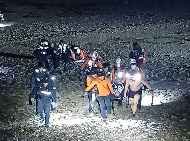 [태안=뉴시스] 태안소방서 구조대원 등이 지난 25일 충남 태안군 남면 당암포구에서 해루질을 하다 물에 빠져 심정지 상태인 B씨를 뭍으로 옮기고 있다. (사진=태안소방서 제공) 2025.05.26. photo@newsis.com *재판매 및 DB 금지