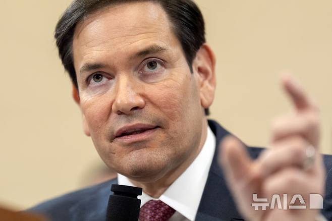 [워싱턴=AP/뉴시스] 마코 루비오 미국 국무장관이 지난 21일(현지 시간) 워싱턴DC 의회의사당에서 열린 하원 외교위원회 청문회에 출석해 질의에 답하고 있다. 2025.05.26.
