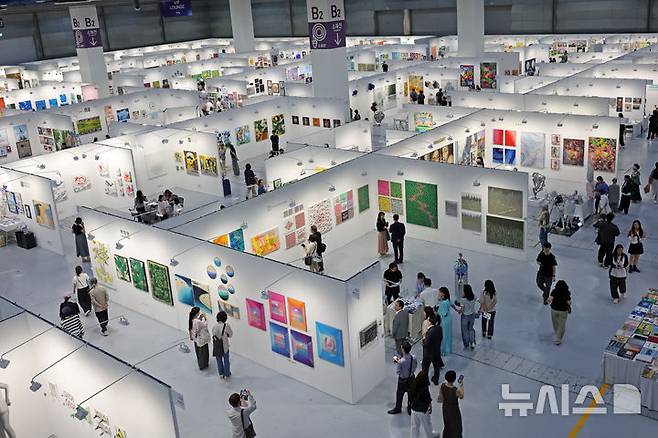 [서울=뉴시스] 박진희 기자 = '조형아트서울 2025' 개막식이 열린 22일 서울 강남구 코엑스 전시장을 관람객들이 전시 작품을 감상하고 있다. 2025.05.22. pak7130@newsis.com