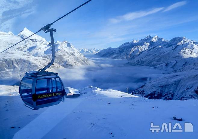 [체르마트( 스위스)= AP/뉴시스] 스위스의 4계절 스키장으로 유명한 체르마트에서 텅빈 곤돌라가 선정을 향해 올라가고 있다.  2025. 05. 26.