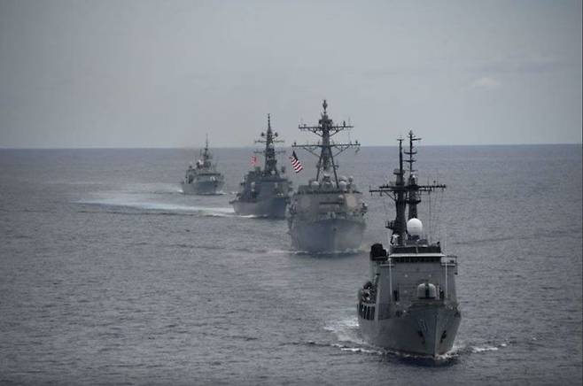 [서울=뉴시스] 미국, 일본, 호주, 필리핀 4개국이 오는 30일부터 내달 1일까지 싱가포르에서 열리는 아시아 안보회의(샹그릴라 대화)에 맞춰 국방장관 회담을 개최하는 방안을 조율 중이라고 일본 요미우리신문이 복수의 외교 소식통을 인용해 26일 보도했다. 사진은 지난해 6월17일 남중국해 영유권을 둘러싸고 중국과 갈등을 빚고 있는 필리핀이 미국과 캐나다, 일본과 손잡고 해상 합동훈련을 실시하는 모습. (사진=미 태평양함대 홈페이지 캡쳐) 2024.06.17. photo@newsis.com *재판매 및 DB 금지