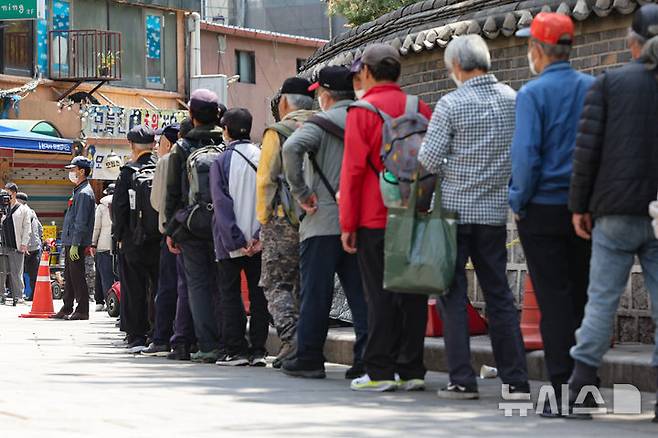 [서울=뉴시스] 황준선 기자 = 어버이날인 8일 서울 종로구 원각사 무료급식소를 찾은 어르신들이 줄을 서 있다. 2025.05.08. hwang@newsis.com