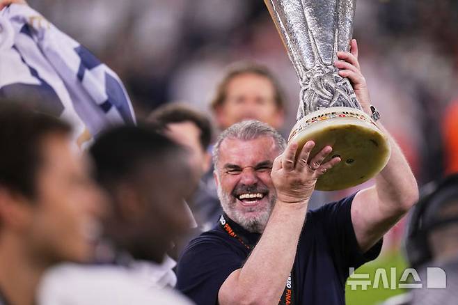 [빌바오=AP/뉴시스]토트넘 포스테코글루 감독, 유로파 우승. 2025.05.21.