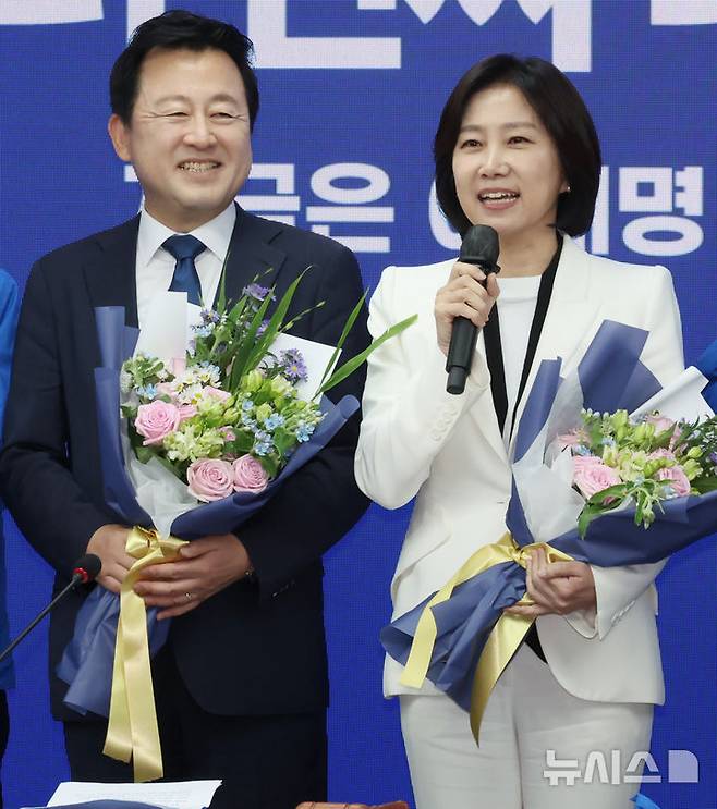 [서울=뉴시스] 조성우 기자 = 김용남(왼쪽) 전 의원과 허은아 전 개혁신당 대표가 26일 오전 서울 여의도 더불어민주당 중앙당사에서 열린 입당 환영식에서 인사말을 하고 있다. 2025.05.26. xconfind@newsis.com