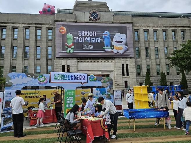 [산청=뉴시스] 산청군 서울광장서 여행도서관 운영 (사진=산청군 제공) 2025. 05. 26. photo@newsis.com  *재판매 및 DB 금지