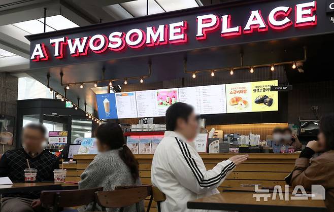[서울=뉴시스] 김선웅 기자 = 투썸플레이스가 26일부터 일부 제품 가격을 인상한다. 이번 가격 인상은 커피 23종, 음료 22종, 케이크 13종 등 총 58종 품목이며 평균 4.9% 인상될 계획이다. 투썸플레이스는 고환율 및 주요 원재료 가격 폭등 등의 이유로 가격 조정을 진행하게 됐다고 밝혔다. 24일 서울 소재 투썸플레이스 매장의 모습. 2025.03.24. mangusta@newsis.com