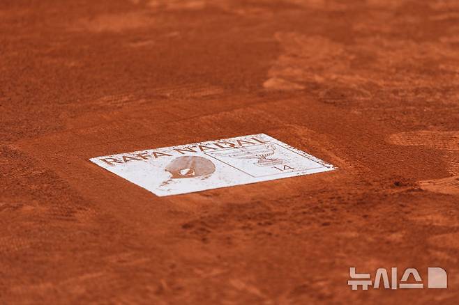 [파리=AP/뉴시스] 25일(현지 시간) 프랑스 파리 롤랑가로스의 메인 코트 필리프 샤트리에 센터 코트에서 라파엘 나달의 은퇴식이 열려 그의 발자국이 새겨진 명판이 코트 바닥에 박혀 있다. 나달은 클레이코트인 프랑스오픈에서 14회 우승하며 '흙신'으로 불렸다. 2025.05.26.