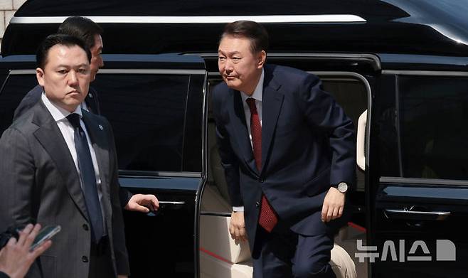 [서울=뉴시스] 사진공동취재단 = 윤석열 전 대통령이 26일 서울 서초구 서울중앙지방법원에서 열린 내란 우두머리 혐의ㆍ직권남용 권리행사 방해 혐의 사건 5차 공판에 출석하고 있다. 2025.05.26. photo@newsis.com