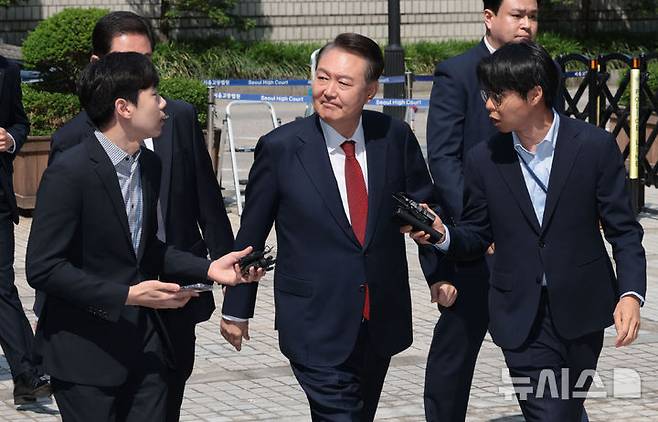 [서울=뉴시스] 사진공동취재단 = 윤석열 전 대통령이 26일 서울 서초구 서울중앙지방법원에서 열린 내란 우두머리 혐의ㆍ직권남용 권리행사 방해 혐의 사건 5차 공판에 출석하고 있다. 2025.05.26. photo@newsis.com
