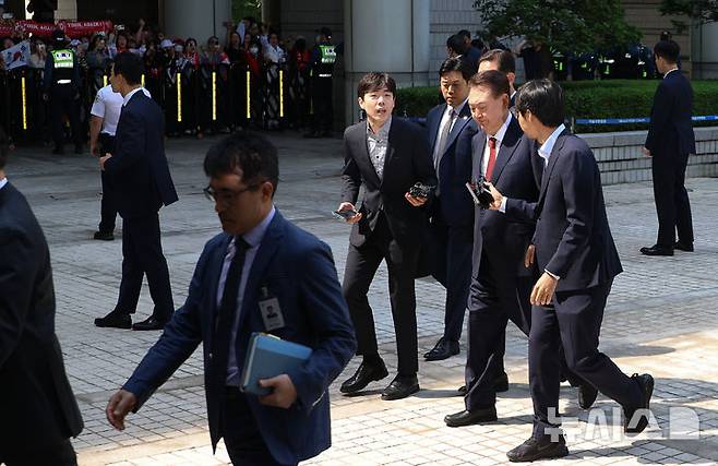 [서울=뉴시스]사진공동취재단 = 윤석열 전 대통령이 26일 오전 서울 서초구 중앙지방법원에서 열리는 내란 우두머리 혐의, 직권남용 권리행사방해 혐의 사건 5차 공판에 출석하고 있다. 2025. 05.26. photo@newsis.com