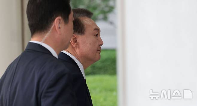 [서울=뉴시스] 사진공동취재단 = 윤석열 전 대통령이 26일 서울 서초구 서울중앙지방법원에서 열린 내란 우두머리 혐의ㆍ직권남용 권리행사 방해 혐의 사건 5차 공판에 출석하고 있다. 2025.05.26. photo@newsis.com