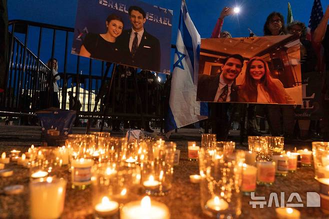 [워싱턴=AP/뉴시스] 22일(현지 시간) 미국 백악관 앞에서 총격으로 숨진 주미 이스라엘 대사관 직원들을 추모하는 촛불 집회가 열리고 있다. 2025.05.26.