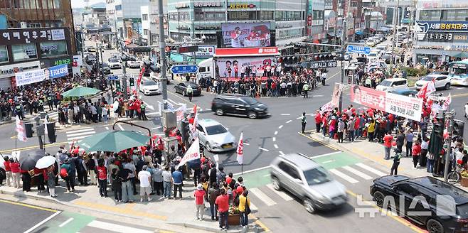 [안성=뉴시스] 권창회 기자 = 김문수 국민의힘 대선 후보가 26일 경기 안성시 안성중앙시장 인근에서 열린 유세에서 지지호소를 하고 있다. 2025.05.26. kch0523@newsis.com