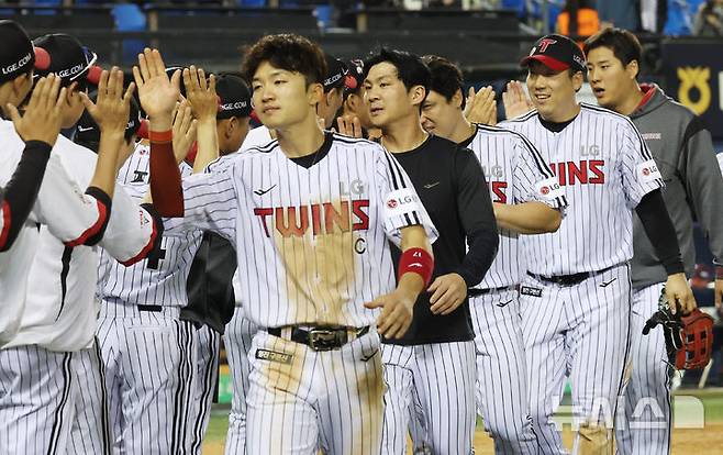 [서울=뉴시스] 조수정 기자 = 14일 서울 송파구 잠실야구장에서 열린 2025 KBO리그 LG 트윈스와 키움 히어로즈 경기, LG 선수들이 12-0으로 승리한 뒤 기쁨을 나누고 있다.앞쪽부터 박해민, 오지환, 박동원, 김현수. 2025.05.14. chocrystal@newsis.com