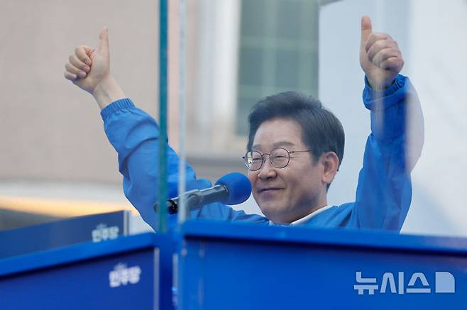 [천안=뉴시스] 조성봉 기자 = 이재명 더불어민주당 대선 후보가 25일 충남 천안시 동남구 천안 신부문화거리에서 열린  유세를 마친뒤 시민들에게 인사하고 있다. (공동취재) 2025.05.25. photo@newsis.com