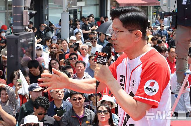 [평택=뉴시스] 권창회 기자 = 김문수 국민의힘 대선 후보가 26일 경기 평택시 K-55미군기지 인근에서 열린 유세에서 지지를 호소하고 있다. (공동취재) 2025.05.26. photo@newsis.com