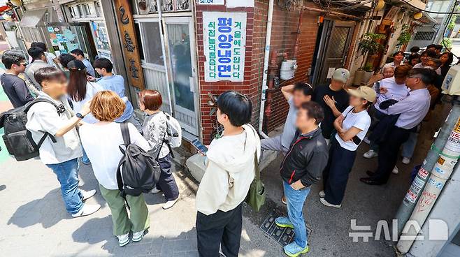 [서울=뉴시스] 황준선 기자 = 서울의 한낮 기온이 26도를 넘는 등 초여름 날씨를 보인 26일 서울 시내 한 냉면 전문점을 찾은 시민들이 식사를 위해 줄 서 있다. 2025.05.26. hwang@newsis.com