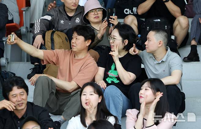 [논산=뉴시스] 김명년 기자 = 26일 오후 충남 논산 육군훈련소에서 열린 현역병 입영 행사에서 한 입영장정들과 가족들이 작별인사를 나누고 있다. 2025.05.26. kmn@newsis.com