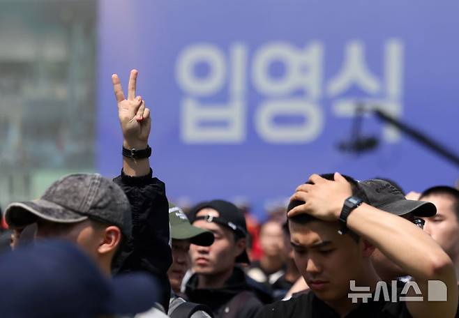 [논산=뉴시스] 김명년 기자 = 26일 오후 충남 논산 육군훈련소에서 열린 현역병 입영 행사에서 한 입영장정이 손가락으로 브이를 만들어 보이고 있다. 2025.05.26. kmn@newsis.com