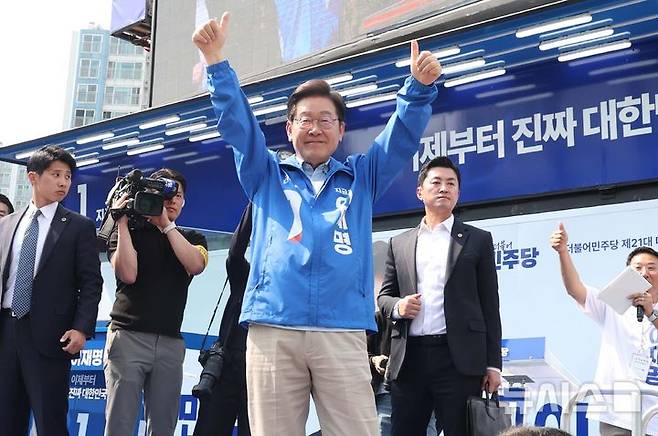 [용인=뉴시스] 조성봉 기자 = 이재명 더불어민주당 대선 후보가 26일 경기 용인시 수지구 단국대 죽전캠퍼스 정문에서 유세를 마치고 시민들에게 인사하고 있다. 2025.05.26. suncho21@newsis.com