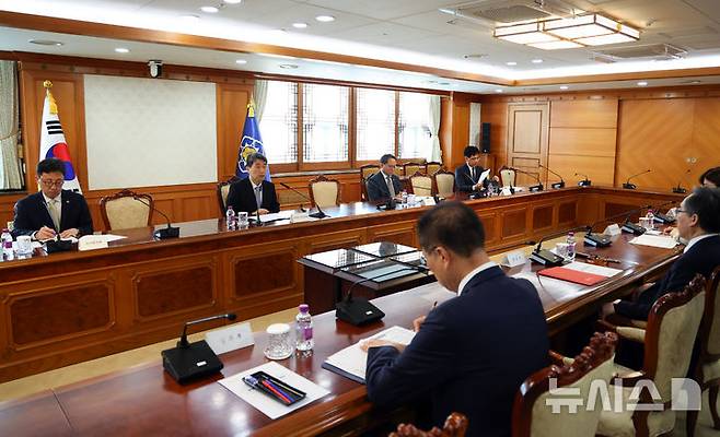 [서울=뉴시스] 최진석 기자 = 이주호 대통령 권한대행 부총리 겸 교육부 장관이 26일 정부서울청사에서 열린 제2차 공명선거 관계장관 회의를 주재하고 있다. 2025.05.26. myjs@newsis.com