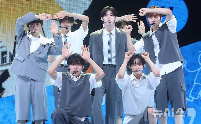 [서울=뉴시스] 김혜진 기자 = 그룹 킥플립(왼쪽부터 주왕, 동화, 아마루, 계훈, 케이주, 동현, 민제)이 26일 오후 서울 광진구 예스24라이브홀에서 진행된 두 번째 미니앨범 'Kick Out, Flip Now!(킥 아웃, 플립 나우!)' 발매 기념 쇼케이스에서 무대를 선보이고 있다. 2025.05.26. jini@newsis.com