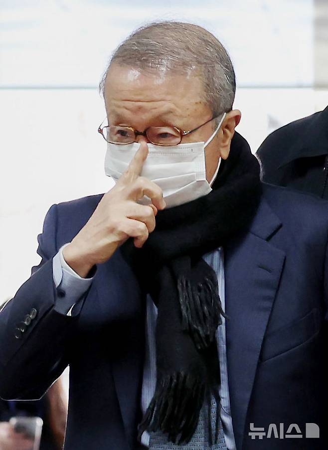 [서울=뉴시스] 김진아 기자 = 100억대 횡령·배임 의혹이 불거진 홍원식 전 남양유업 회장이 28일 오전 특정경제범죄 가중처벌법상 배임 혐의로 영장실질심사를 받기 위해 서울 서초구 서울중앙지법에 출석하고 있다. 2024.11.28. bluesoda@newsis.com