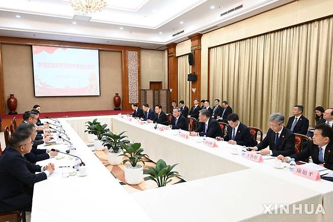 [자카르타=신화/뉴시스] 리창 중국 국무원 총리가 25일 인도네시아 자카르타에서 열린 중국계 투자 기업 좌담회에 참석해 발언하고 있다. 2025.05.26